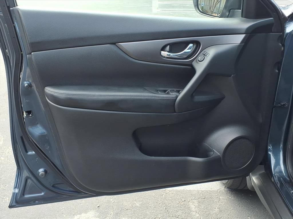 Used 2016 Nissan Rogue S FWD image 18