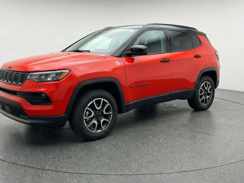 Used 2025 Jeep Compass Trailhawk AWD/4WD image 3