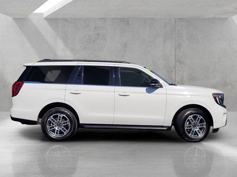 Used 2025 Ford Expedition Active AWD/4WD image 3