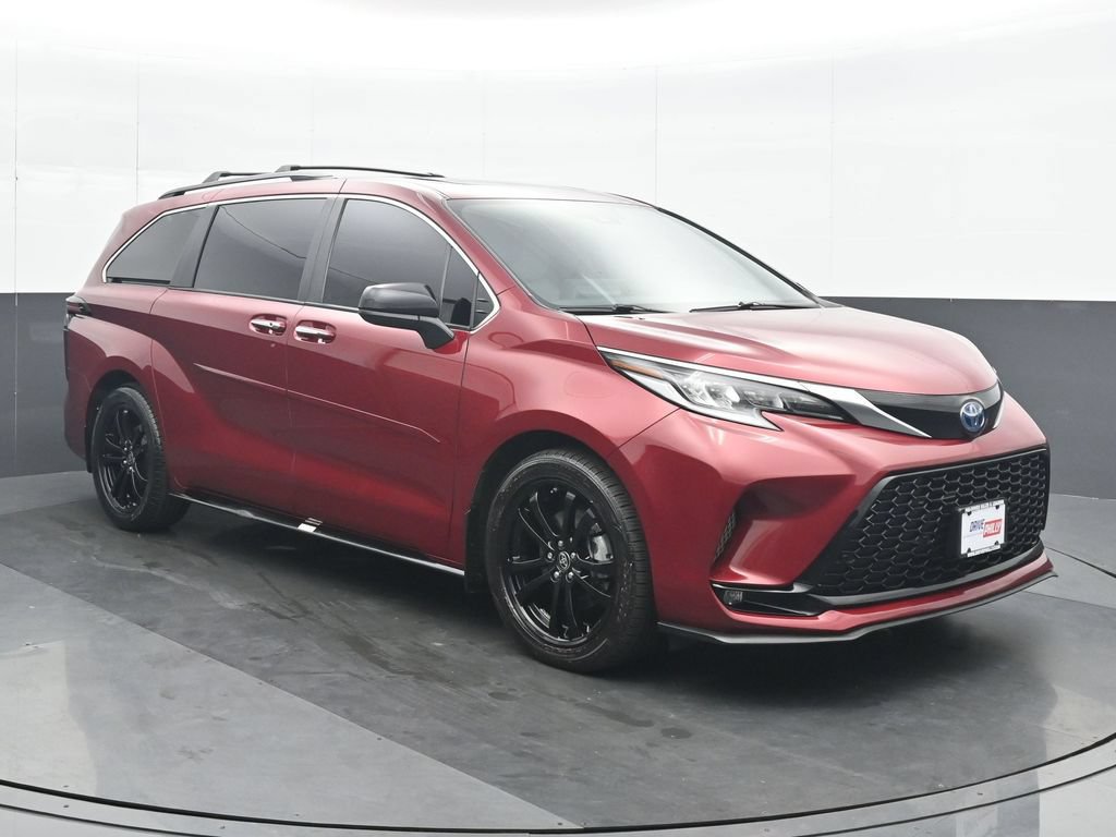 Used 2024 Toyota Sienna XSE FWD image 9