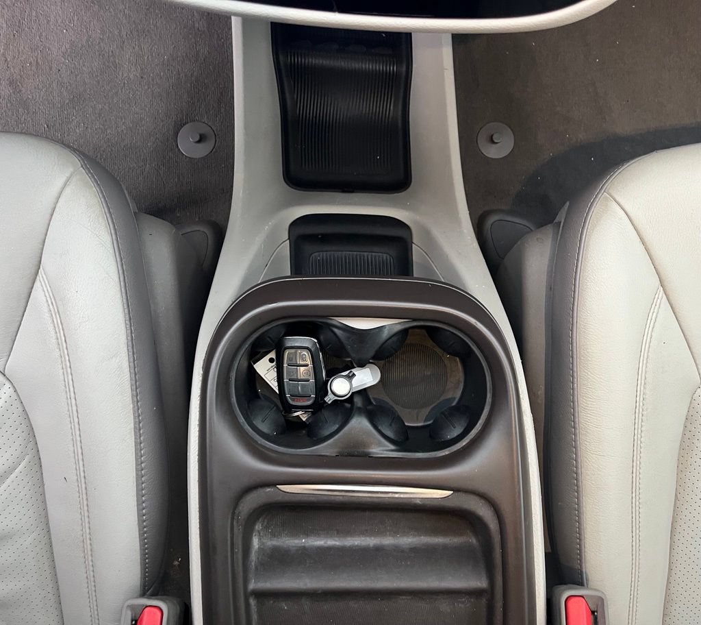 Used 2019 Chrysler Pacifica Touring-L FWD image 26