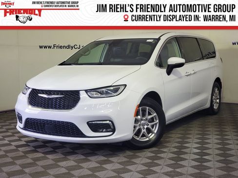 Used 2023 Chrysler Pacifica Touring-L FWD image 1