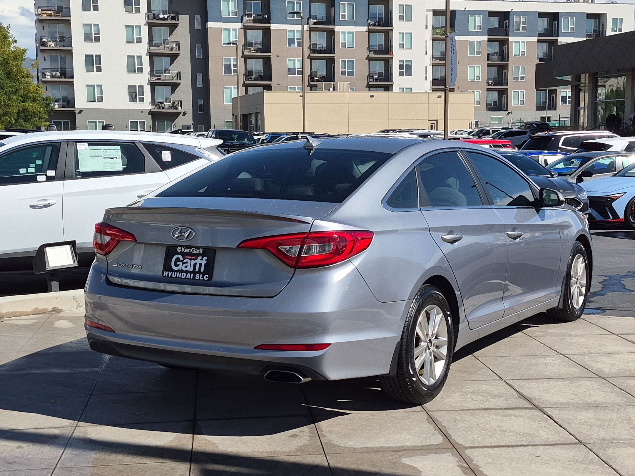 Used 2015 Hyundai Sonata SE w/ Option Group 09 FWD image 3