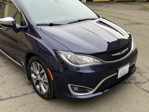 Used 2017 Chrysler Pacifica Limited w/ Tire & Wheel Group image 29