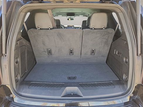Used 2023 GMC Yukon SLT w/ SLT Luxury Package image 14