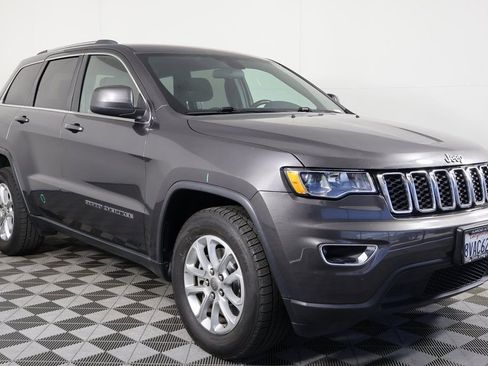 Used 2021 Jeep Grand Cherokee Laredo RWD image 3