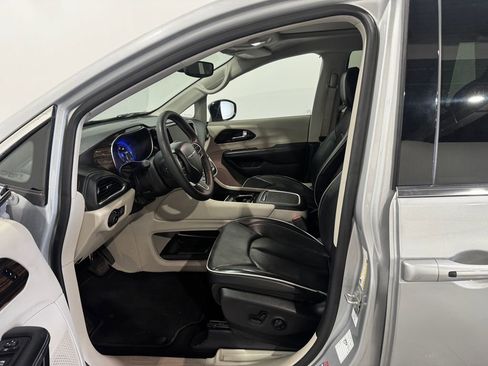 Used 2024 Chrysler Pacifica Limited FWD image 13
