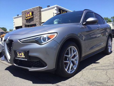 Used 2019 Alfa Romeo Stelvio Ti Sport w/ Quick Order Package 22S Sport AWD/4WD image 2