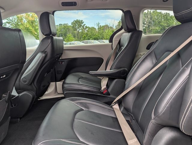 Used 2024 Chrysler Pacifica Limited FWD image 16