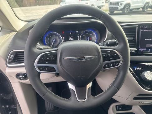 Used 2023 Chrysler Pacifica Touring-L FWD image 13