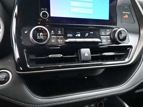 Certified 2024 Toyota Highlander XLE image 14