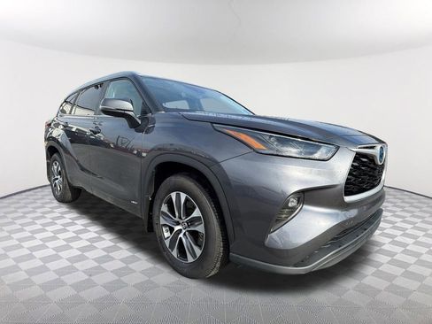 Used 2023 Toyota Highlander XLE AWD/4WD image 3