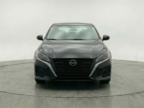 Used 2025 Nissan Altima 2.5 SV image 2