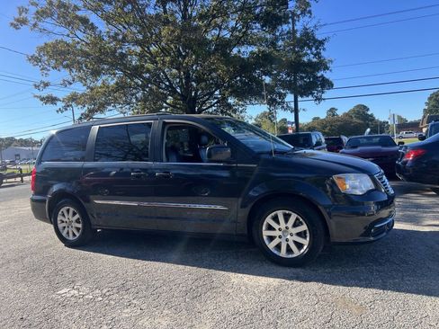 Used 2013 Chrysler Town & Country Touring image 4