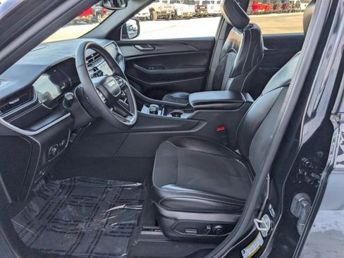 Used 2024 Jeep Grand Cherokee Altitude image 2