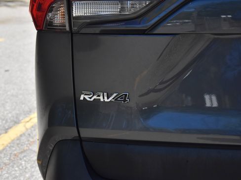 Used 2021 Toyota RAV4 LE AWD/4WD image 16