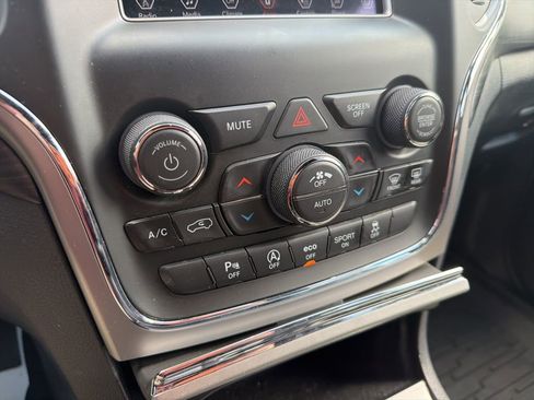 Used 2021 Jeep Grand Cherokee Laredo image 31