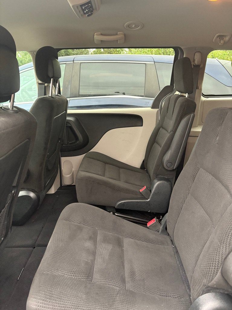 Used 2017 Dodge Grand Caravan SE w/ UConnect Hands-Free Group FWD image 11