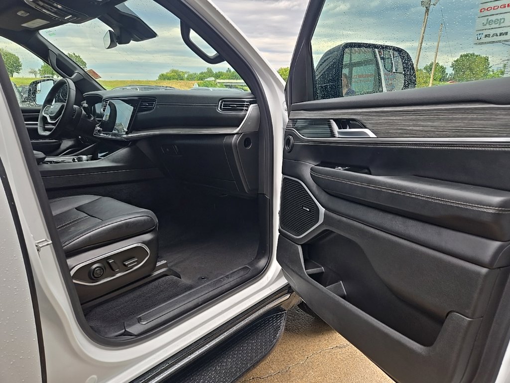 Used 2024 Jeep Wagoneer Series III AWD/4WD image 24