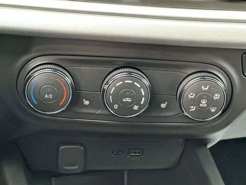 Certified 2024 Chevrolet Trax RS image 32