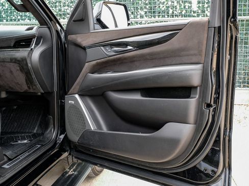 Used 2019 Cadillac Escalade ESV Platinum image 38