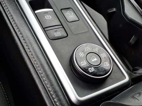 Used 2022 Nissan Pathfinder SV AWD/4WD image 16