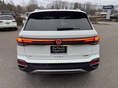 Certified 2025 Volkswagen Taos SEL image 3
