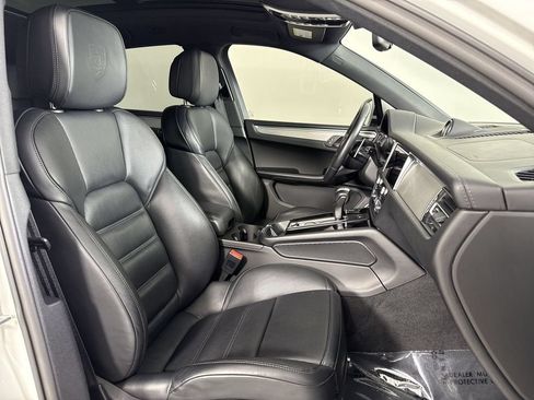 Certified 2024 Porsche Macan w/ Premium Plus Package AWD/4WD image 23