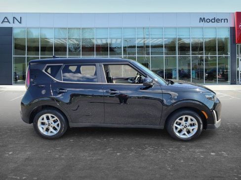 Used 2023 Kia Soul LX w/ LX Technology Package FWD image 4