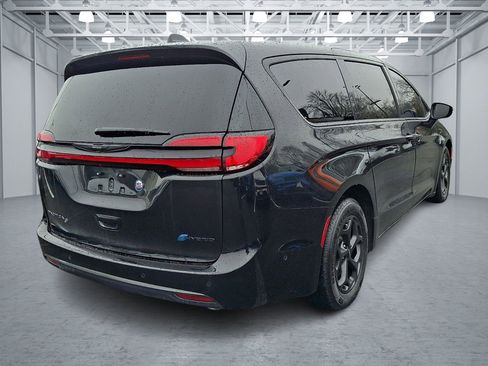 Used 2023 Chrysler Pacifica Limited w/ S Appearance Package image 5