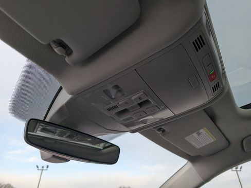 Used 2025 Volkswagen Jetta SE w/ Sunroof Package image 29