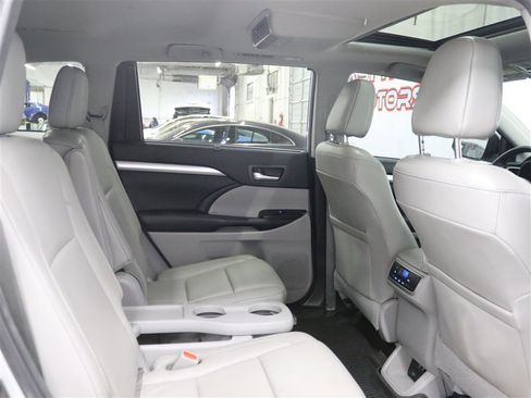 Used 2018 Toyota Highlander XLE AWD/4WD image 22