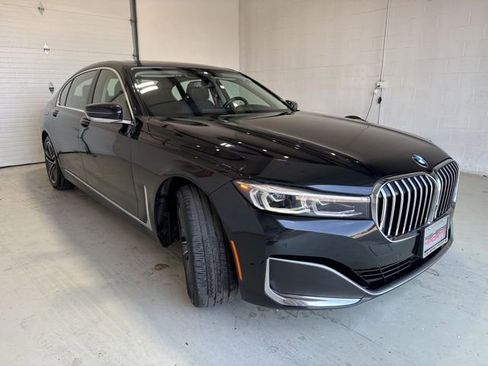 Used 2022 BMW 750i xDrive w/ Luxury Rear Seating Package image 3