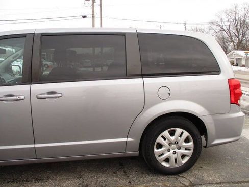 Used 2018 Dodge Grand Caravan SE w/ UConnect Hands-Free Group image 5