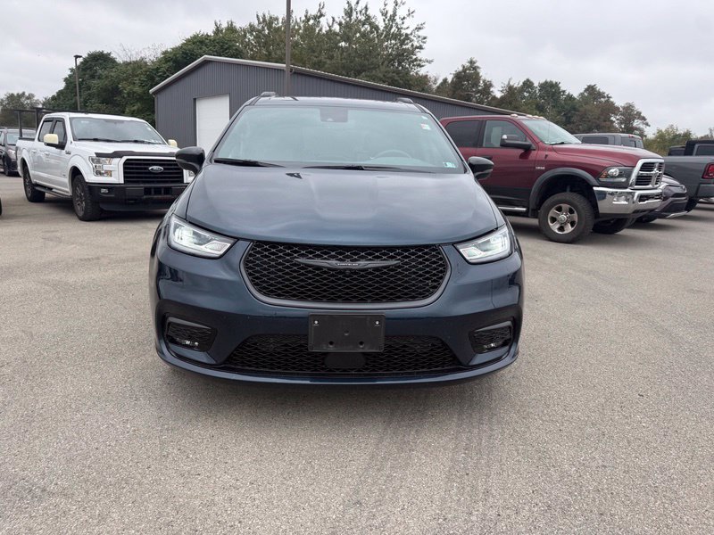 Used 2023 Chrysler Pacifica Limited w/ Uconnect Theater Family Group AWD/4WD image 14
