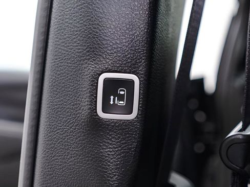Used 2025 Chrysler Pacifica Select FWD image 33