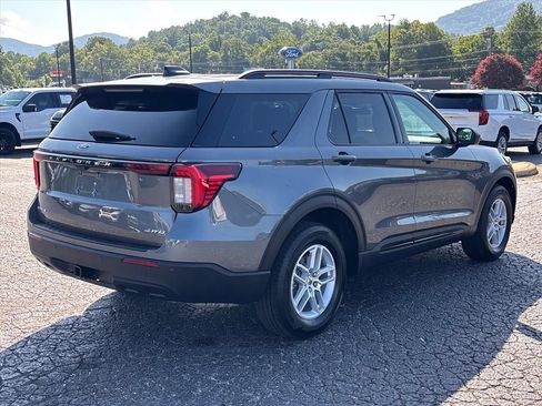 Used 2026 Ford Explorer Active AWD/4WD image 8