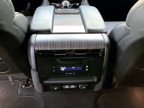 Certified 2024 Jeep Wagoneer L Series II w/ Flexible Seating Group image 16