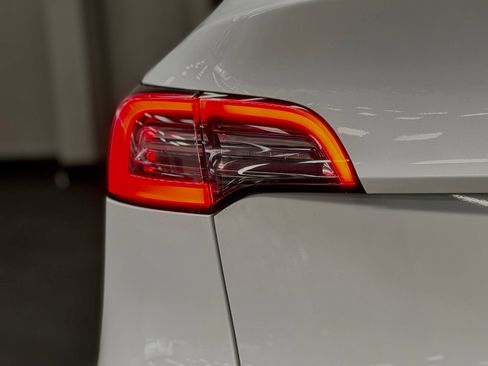 Used 2021 Tesla Model Y 2WD image 13