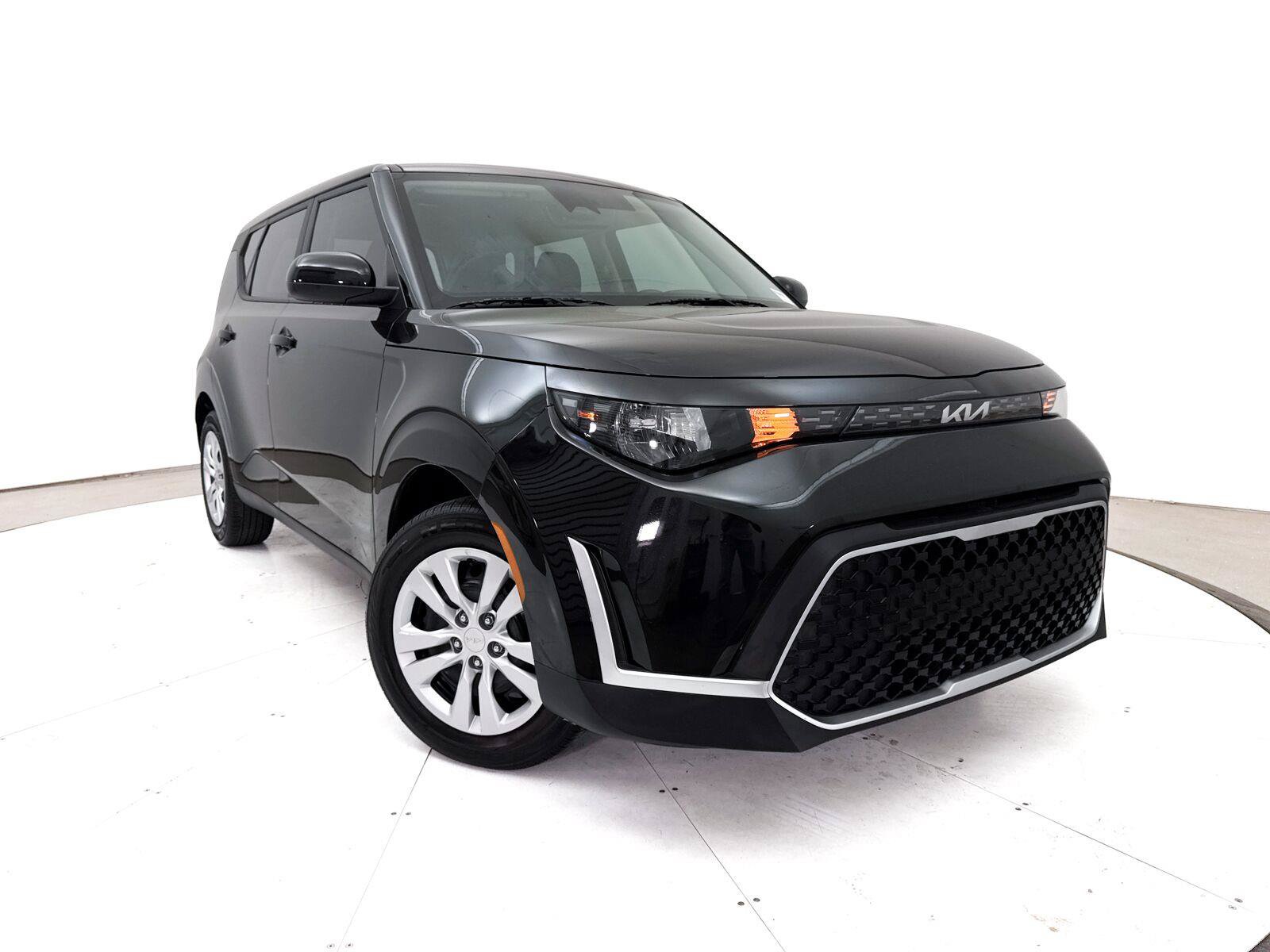 Used 2025 Kia Soul LX FWD image 1