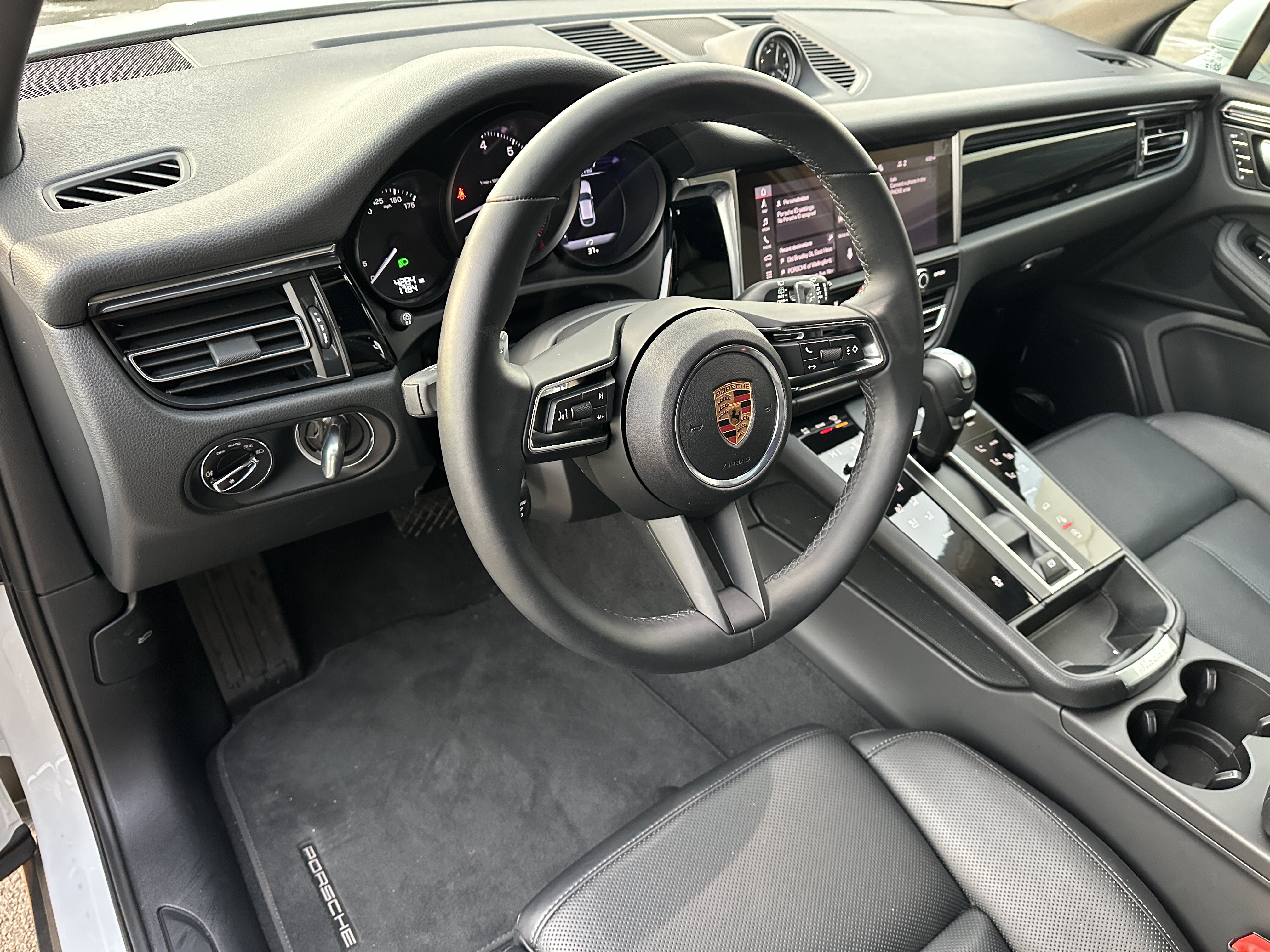 Certified 2025 Porsche Macan AWD/4WD image 4