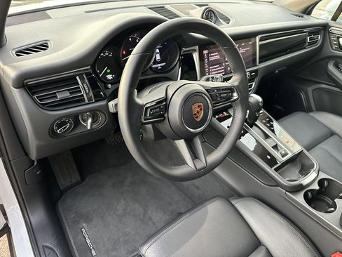 Certified 2025 Porsche Macan AWD/4WD image 4