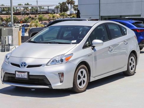 Used 2015 Toyota Prius Three w/ Preferred Accessory Package FWD image 3