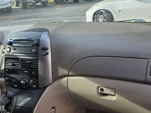 Used 2010 Toyota Sienna CE FWD image 12