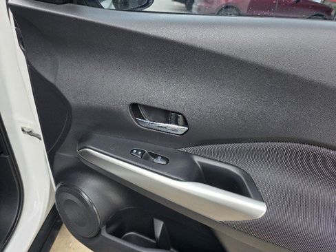 Used 2018 Nissan Kicks SV image 19