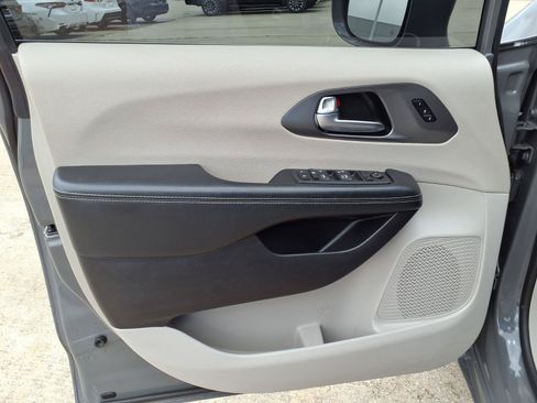 Used 2022 Chrysler Pacifica Touring-L FWD image 27