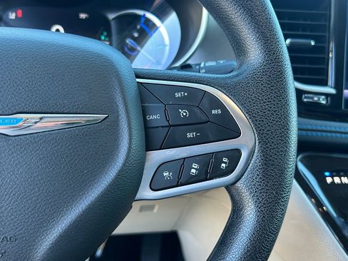 Used 2021 Chrysler Pacifica Touring FWD image 20