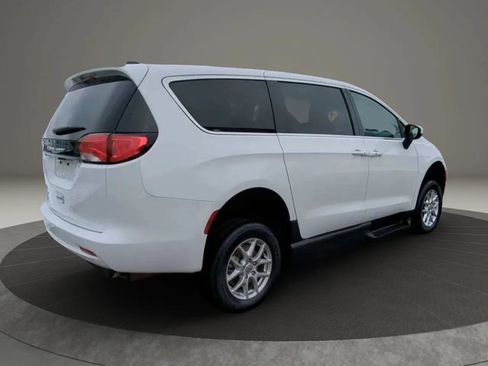 Used 2023 Chrysler Voyager LX FWD image 5