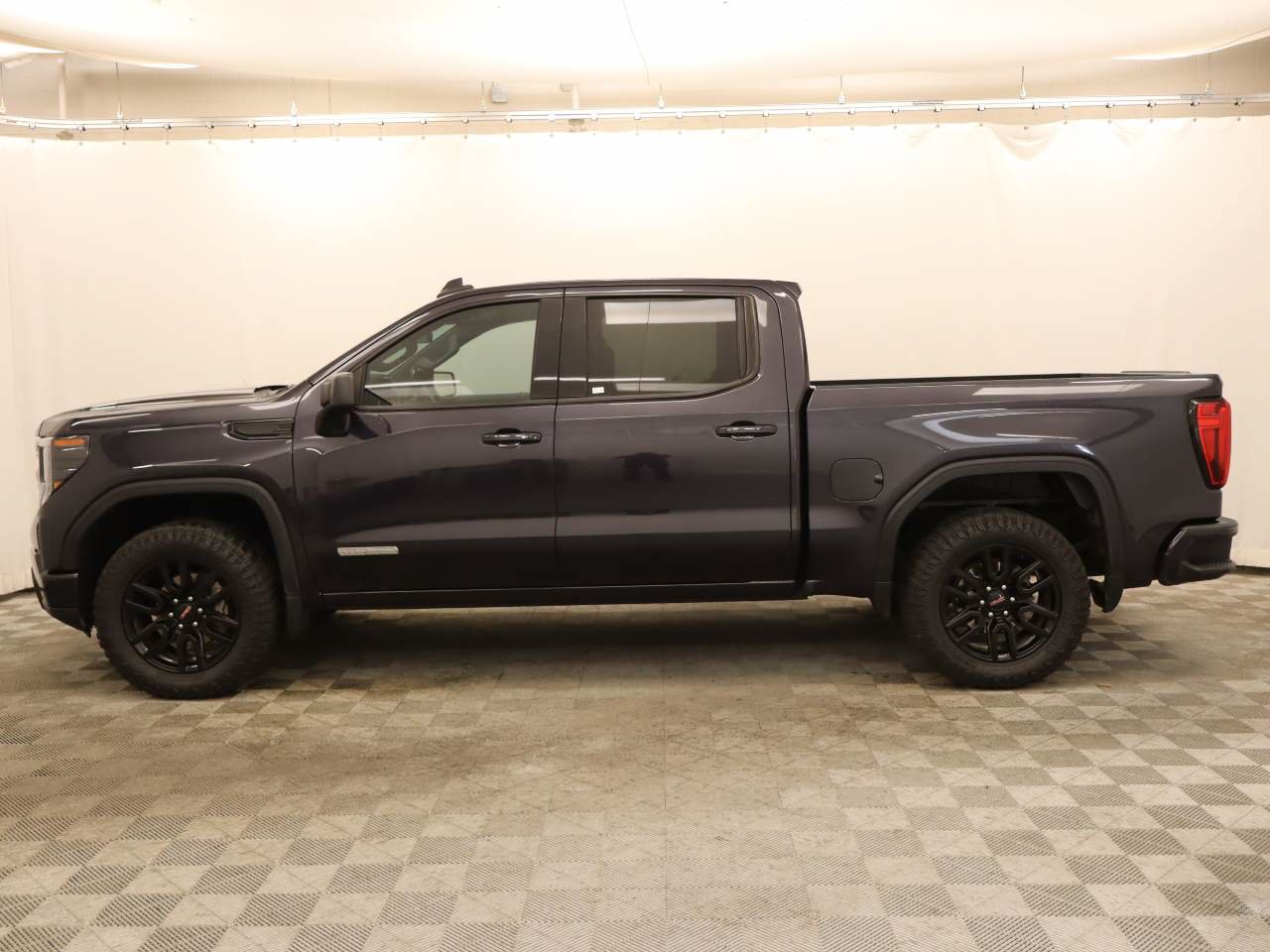 Used 2022 GMC Sierra 1500 Elevation RWD image 2