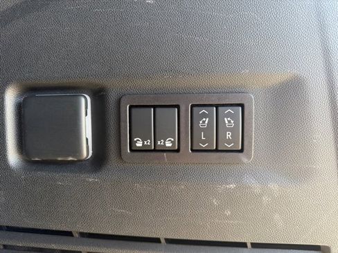 Used 2023 GMC Yukon XL Denali Ultimate image 8